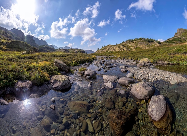 Berglandschaft an einem sonnigen Tag mit Wiese im Tal des Flusses Kaukasus?