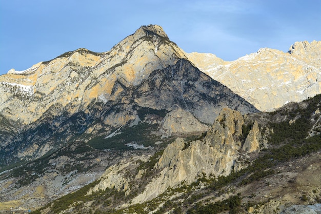 Berglandschaft Atemberaubende Vogelperspektive auf einen hohen Berggipfel bei klarem Wetter