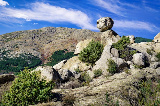 Berglandschaft aus großen Granitfelsen, hohen Steinformationen mit verschiedenen spektakulären Formen. Stadt, Valdemanco, Madrid.