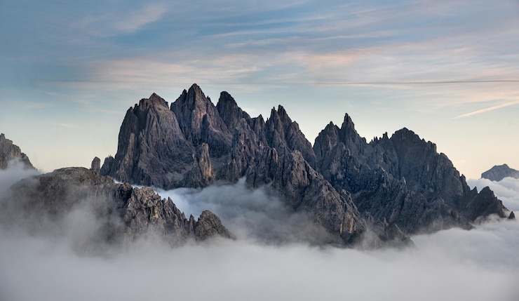 Foto berglandschaft bei sonnenuntergang dolomit am tre cime-wanderweg in südtirol in italien