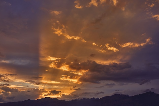 Berglandschaft bei Sonnenuntergang Sonnenstrahlen durchbrechen die schöne Kumuluswolken romantische Atmosphäre