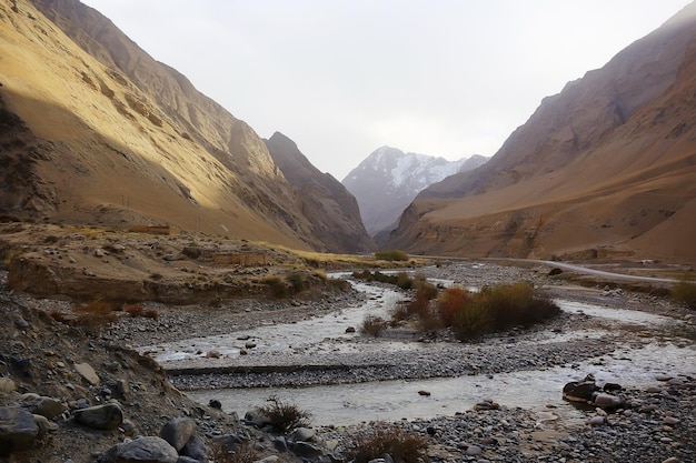 Berglandschaft der Klippe im Himalaya