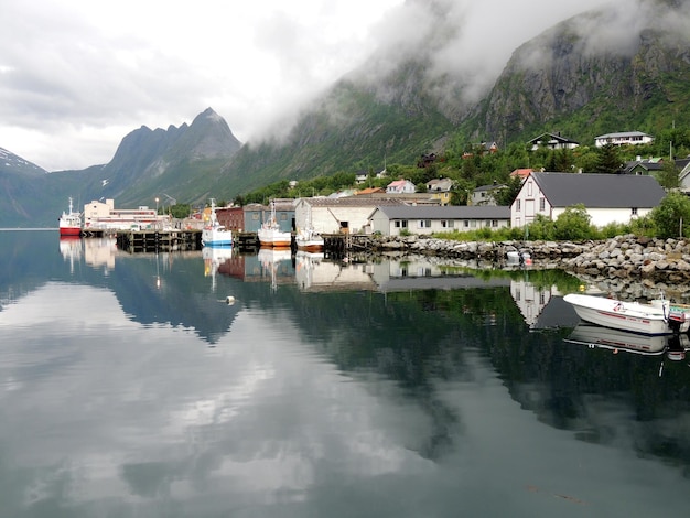 Berglandschaft des Fischerdorfes Nordnorwegen