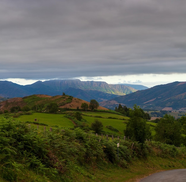 Berglandschaft entlang des Jakobswegs Französische Pyrenäen