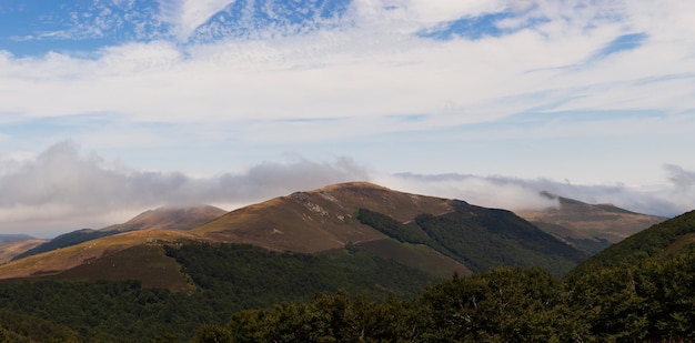 Berglandschaft entlang des Jakobswegs Französische Pyrenäen