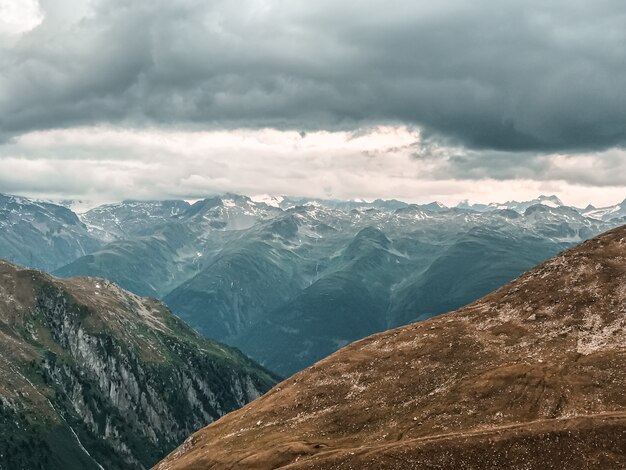 Berglandschaft, Gebirgshügel und Kämme bewölkt