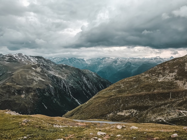 Berglandschaft, Gebirgshügel und Kämme bewölkt