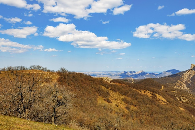 Berglandschaft gegen blauen Himmel mit Wolken an einem sonnigen Tag