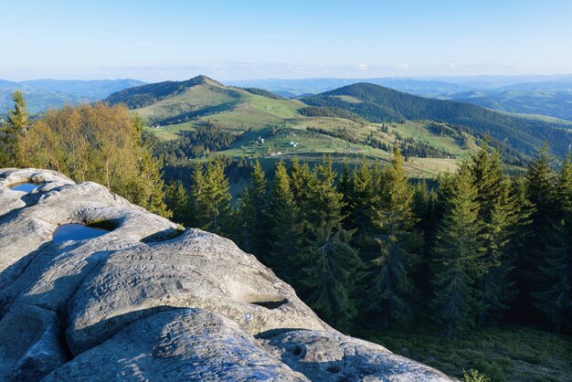 Berglandschaft im Frühlingssommerdorf im Gebirgshaus