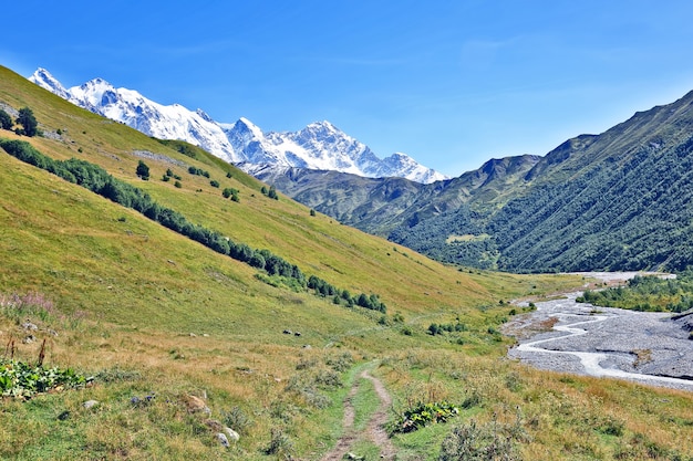 Berglandschaft im georgianischen Tal