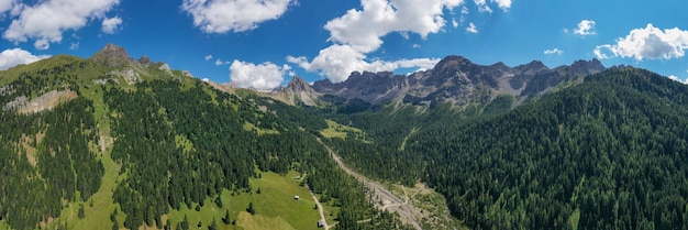 Foto berglandschaft im inneren des val san nicolo val di fassa dolomiten italien