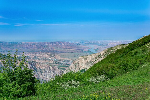 Berglandschaft im Kaukasus mit Blick auf das Tal des Flusses Sulak und die Städte New