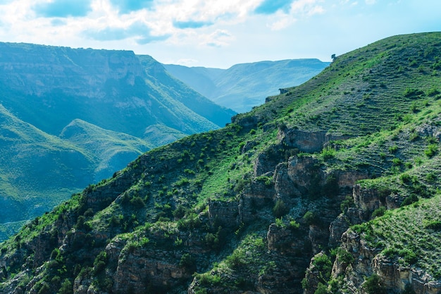 Berglandschaft im kaukasus mit felsigen klippen an den hängen der riesigen schlucht des flusses sulak