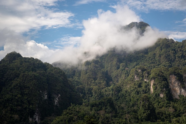 Berglandschaft im schönsten Moment im Westen Thailands Reisen und Freude