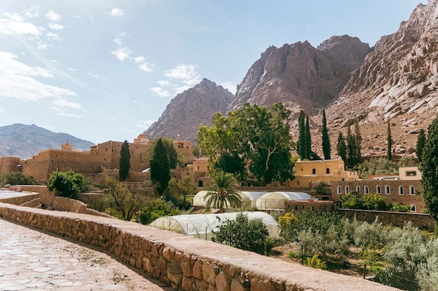 Berglandschaft in der Nähe des Klosters Saint Catherines Rote felsige Sandsteinberge und blauer Himmel Süd-Sinai Ägypten