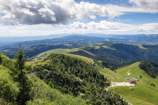 Berglandschaft in der Sommersaison. Berg Grappa Landschaft, Italien