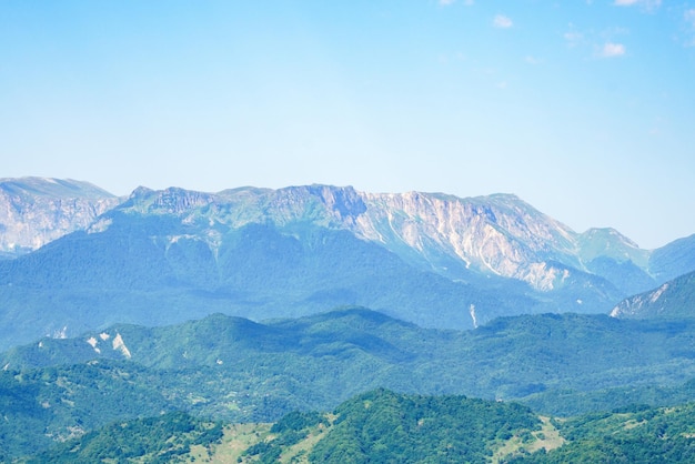 Berglandschaft in Georgia an einem klaren sonnigen Tag