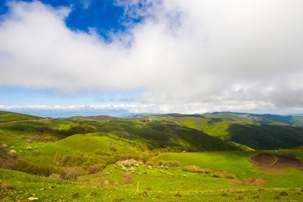 Berglandschaft in Georgien. Landschaft von der Didgori-Straße. Wolken und blauer Himmel.