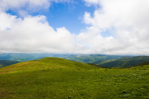 Berglandschaft in Georgien. Landschaft von der Didgori-Straße. Wolken und blauer Himmel.