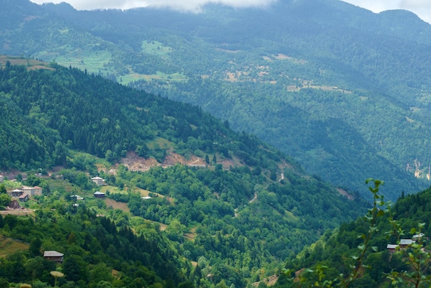 Berglandschaft in Wolken und Dunst