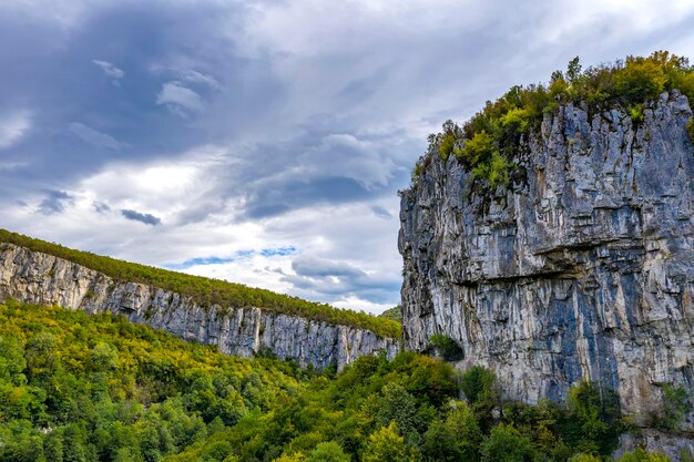 Berglandschaft Malerische Aussicht auf einen Berg mit großen vertikalen Felsen