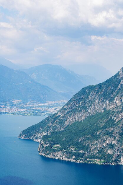 Berglandschaft malerischer Bergsee im Sommermorgen großes Panorama iseo Italien