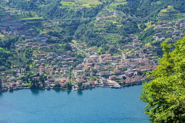 Berglandschaft malerischer Bergsee im Sommermorgen großes Panorama iseo Italien