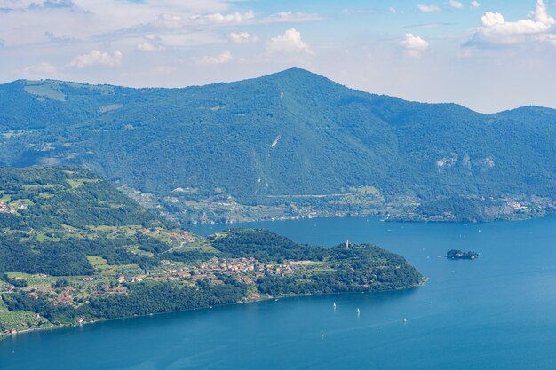 Berglandschaft malerischer Bergsee im Sommermorgen großes Panorama iseo Italien