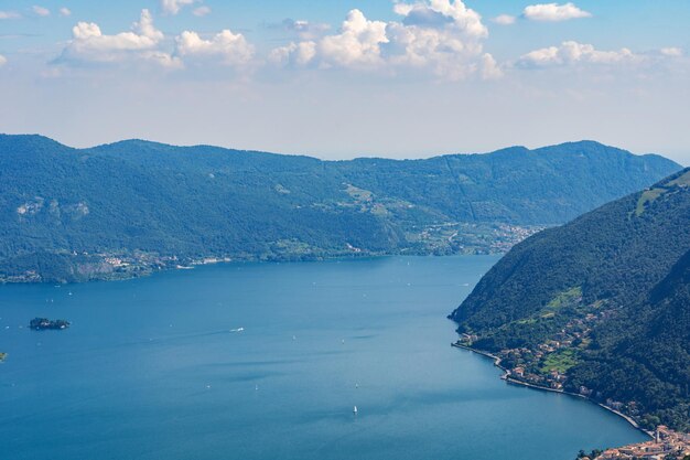 Berglandschaft malerischer Bergsee im Sommermorgen großes Panorama Iseo Italien