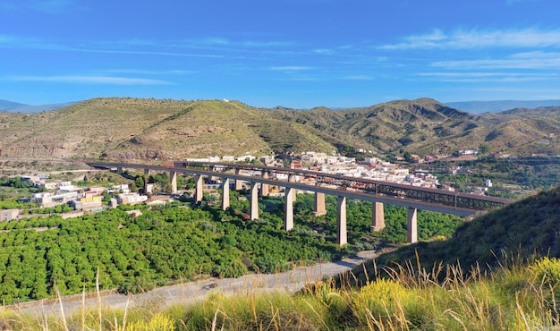 Berglandschaft mit andalusischem weißen Dorf