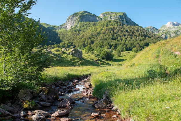 Berglandschaft mit blauem Himmel und Wolken