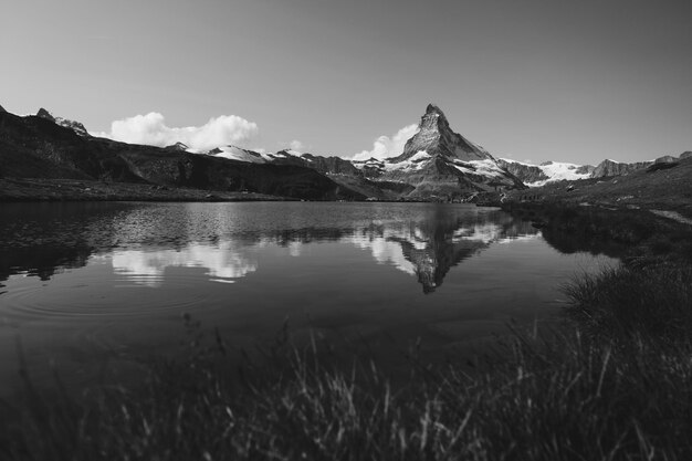 Berglandschaft mit Blick auf den Matterhorn-Gipfel in Zermatt, Schweiz - schwarz und weiß