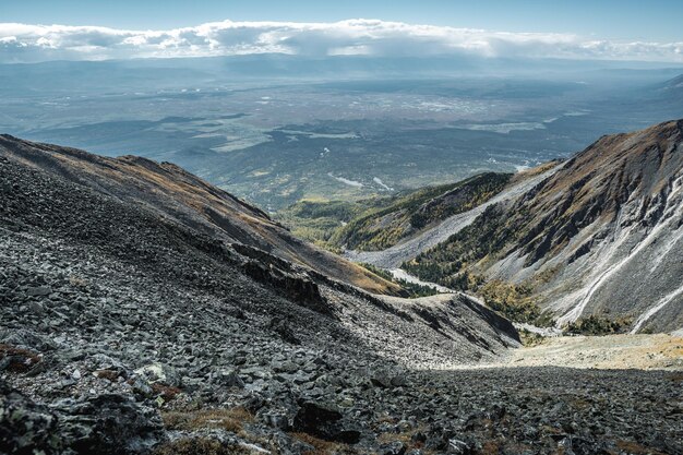 Berglandschaft mit einem Gipfel und einem blauen Himmel an einem sonnigen Herbsttag im östlichen Sayan Mountains