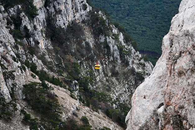 Berglandschaft mit einer fahrenden Pendelbahn in der Mitte