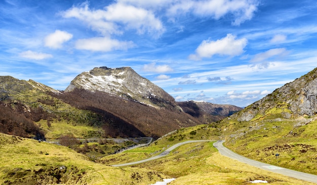 Berglandschaft mit einer kurvenreichen Straße