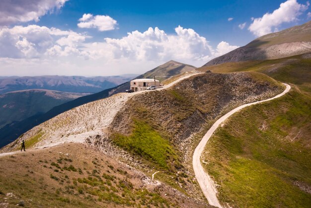 Berglandschaft mit einer Straße und einer Berghütte schöne Natur