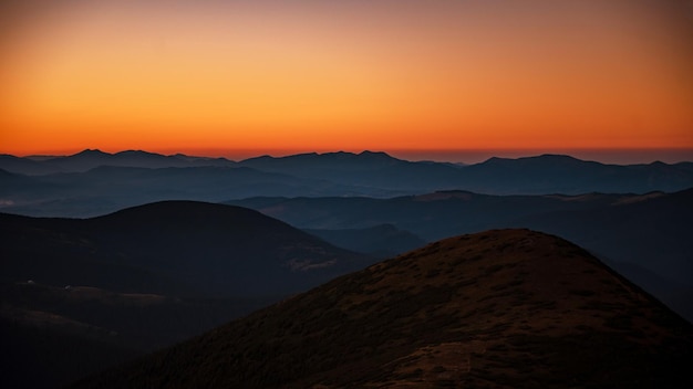 Berglandschaft mit farbenfrohem Himmel bei einem atemberaubenden Sonnenuntergang im Sommer Faszinierender Blick auf die wunderschöne Natur Idyllisches Konzept