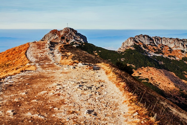 Berglandschaft mit Felsen und Giewont-Spitze