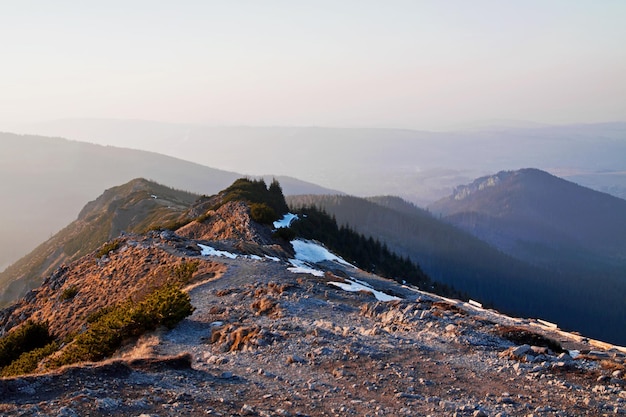 Berglandschaft mit Felsenweg