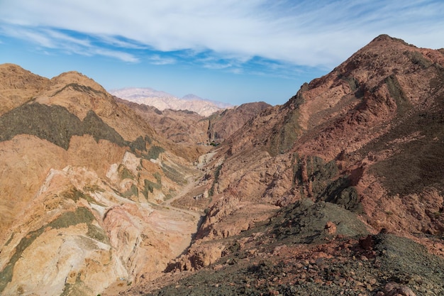 Berglandschaft mit geschichteten bunten Felsformationen im Sonnenlicht Dahab Ägypten