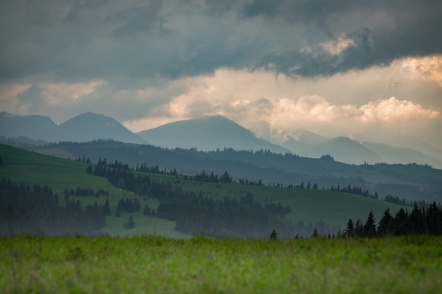 Berglandschaft mit Gewitterwolken im Morgengrauen im Regen