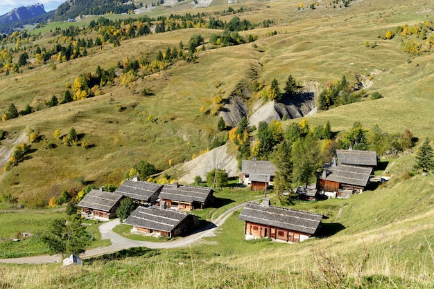 Berglandschaft mit Häusern in den französischen Alpen