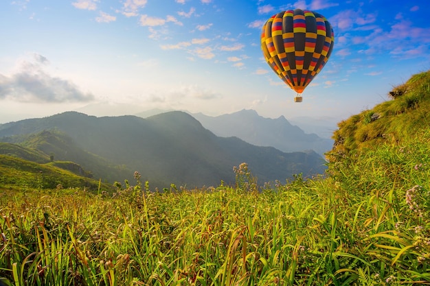 Berglandschaft mit Heißluftballons und schönem Himmel