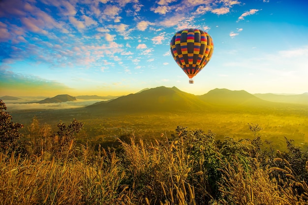 Berglandschaft mit Heißluftballons und schönem Himmel