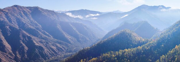 Berglandschaft mit Morgenlichtpanorama der tiefen Schlucht