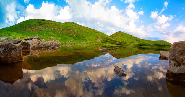 Berglandschaft mit schönem See und Himmel. Foto in hoher Qualität