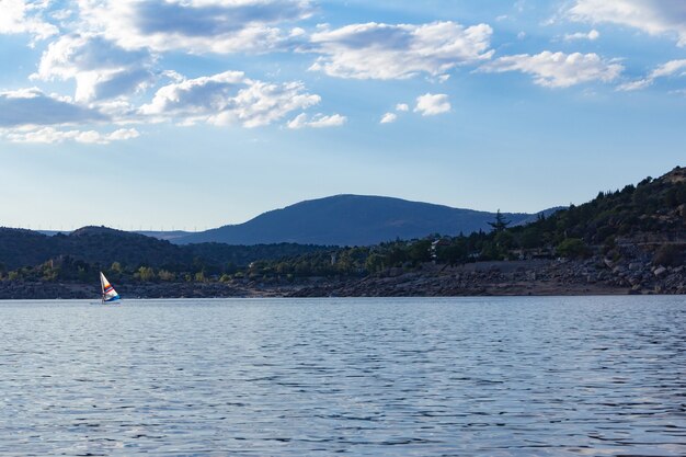 Berglandschaft mit See ein Segelboot. Sport.