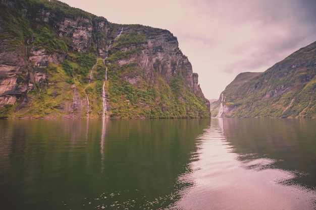 Berglandschaft mit See Schöne Natur Norwegens Geirangerfjord Wasserfall