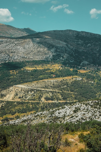 Berglandschaft mit Serpentinenstraße in der Verdon-Schlucht Provence France