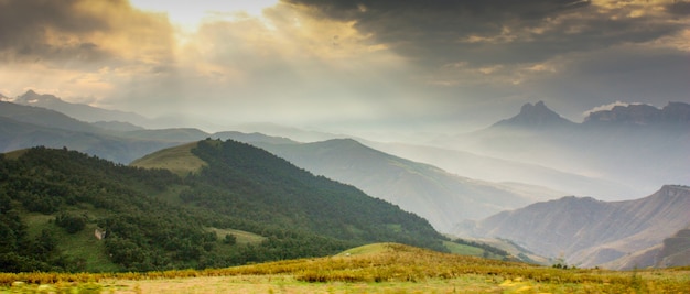 Berglandschaft mit Sonnenstrahlentourismus